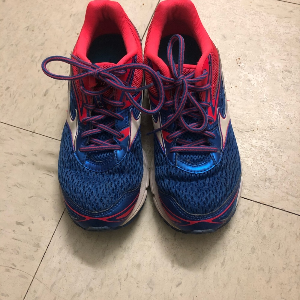 Women’s Mizuno tennis shoes - Picture 2 of 4